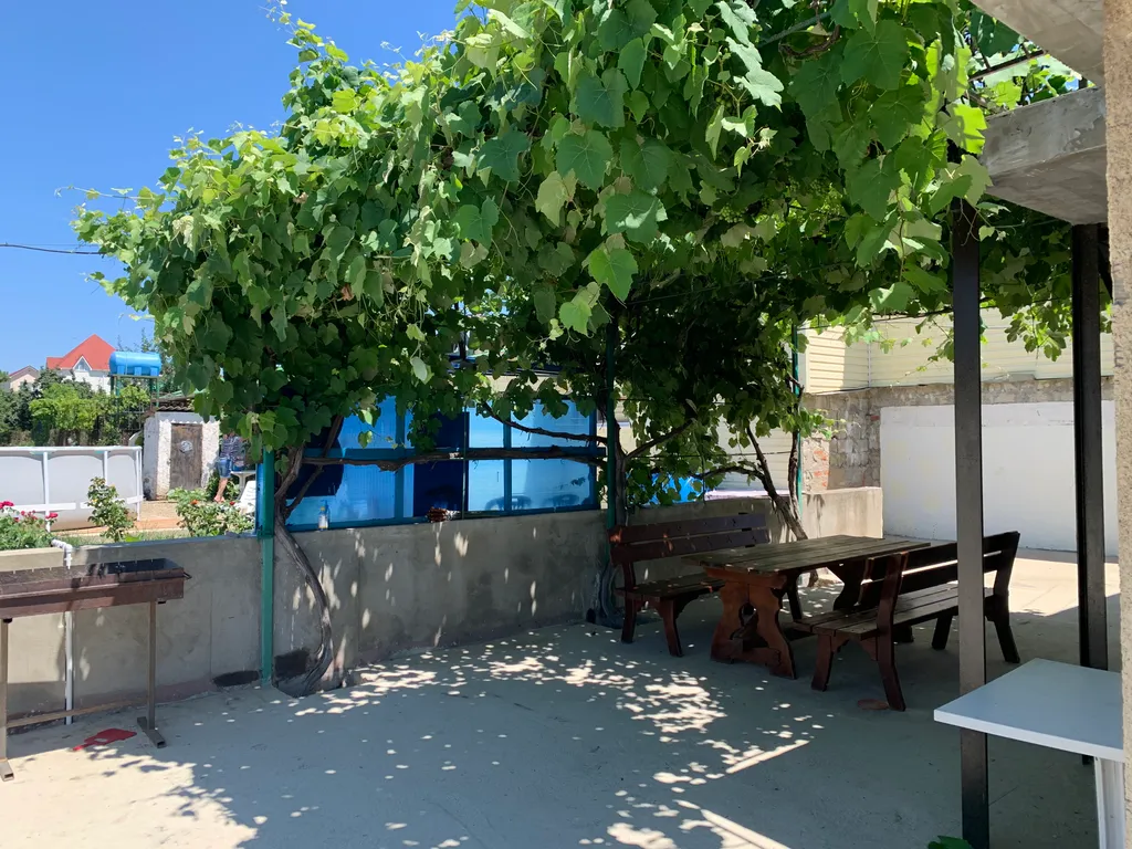 Двухэтажный дом с бассейном