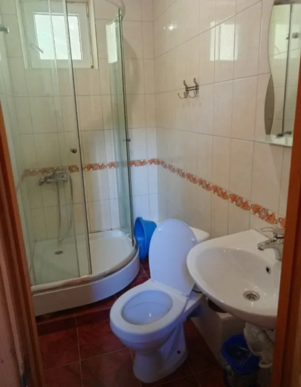 Номер с двухъярусной кроватью для детей и большая кровать для взрослых