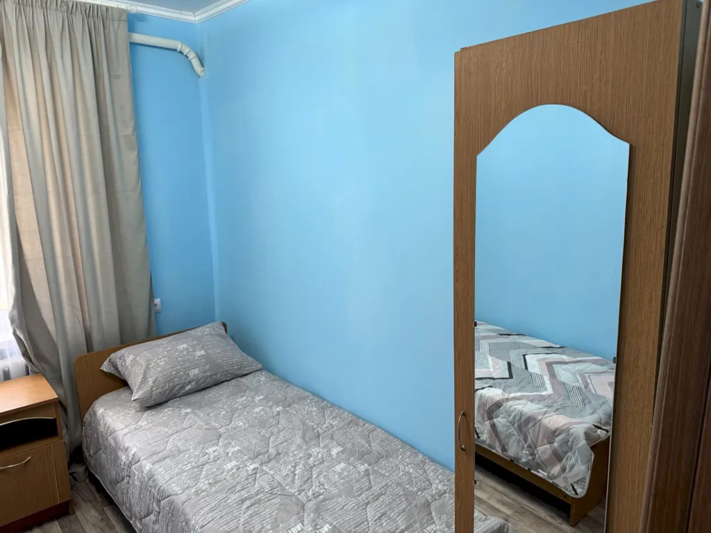 Четырёхкомнатный дом с двориком и мангалом – центр