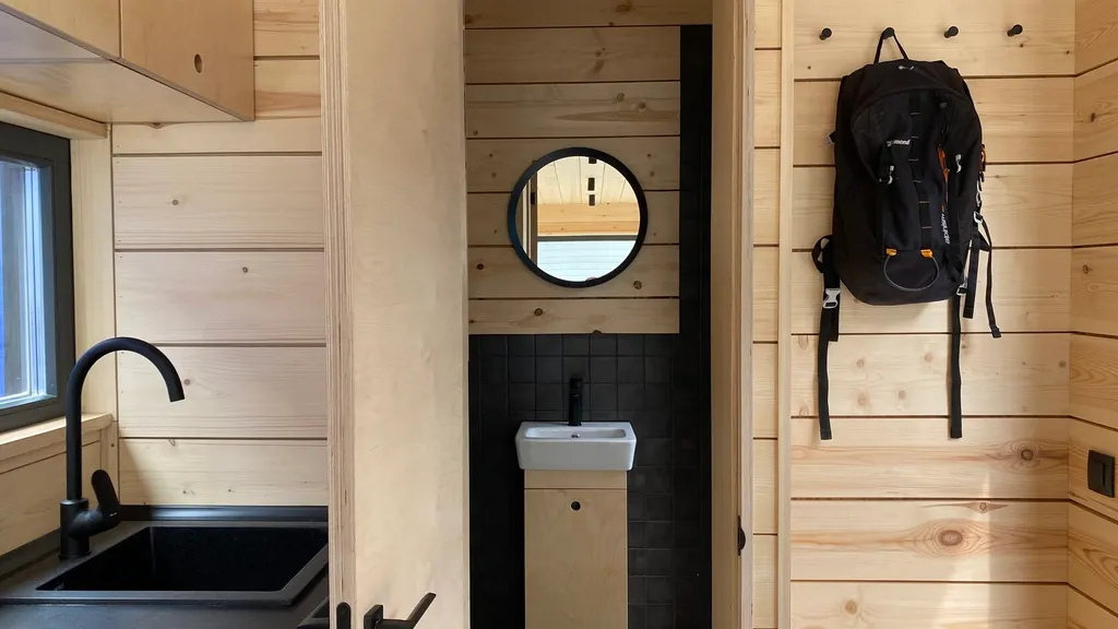 Мини дом с панорамными окнами