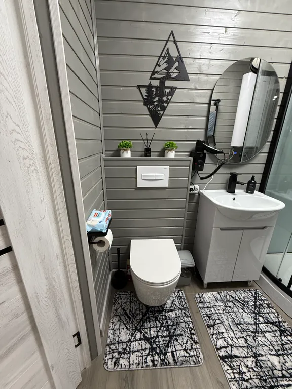 Уютная жилая комната на двоих в деревянном таунхаусе