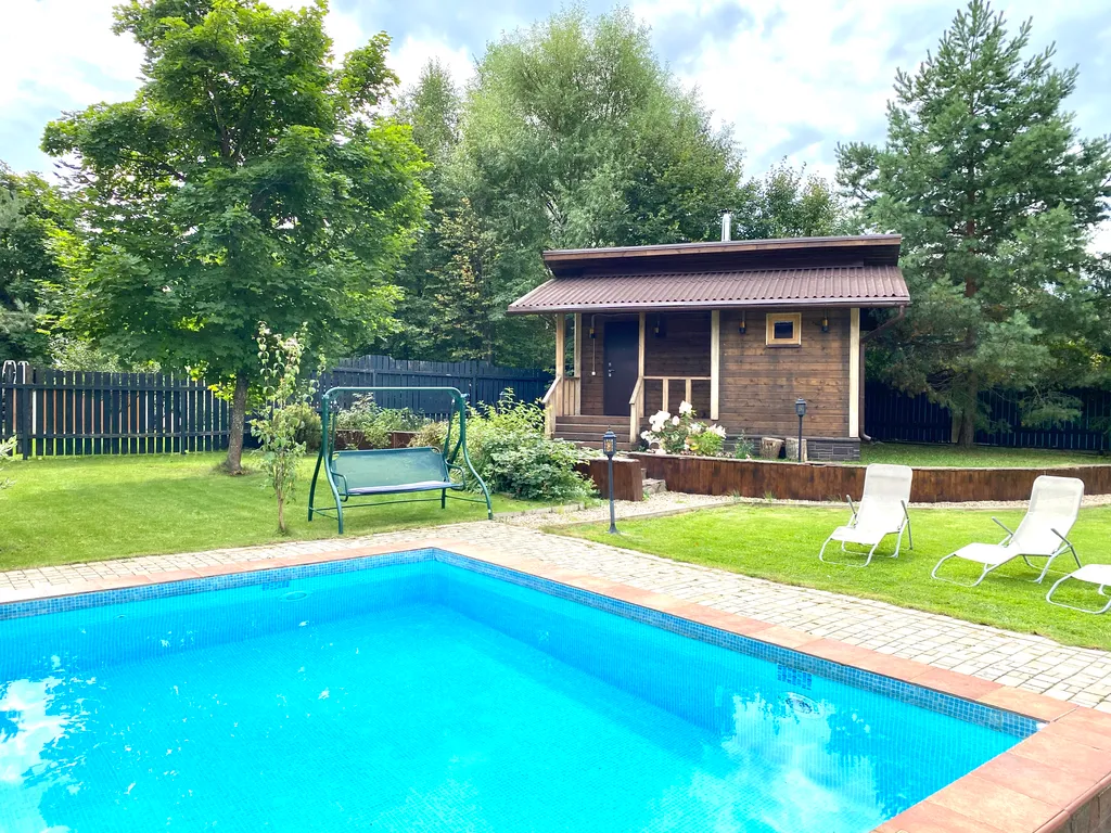 Вилла с квадратным бассейном