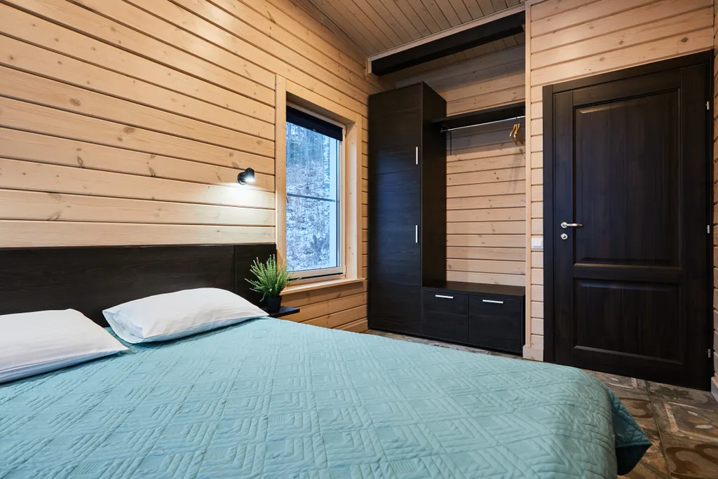 Просторный коттедж с 4 спальнями, камином и террасой