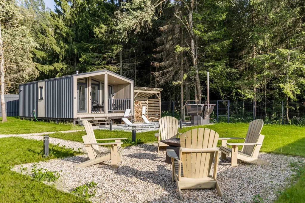 Загородный дом с видом на лес