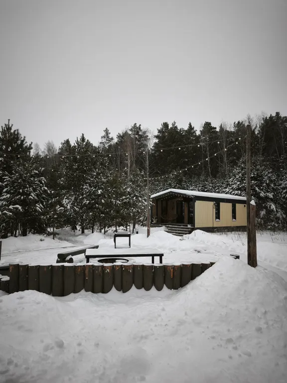 Светлый домик на опушке леса