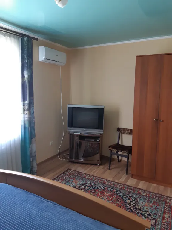 Двух комнатный номер с двумя двух спальными кроватями с видом на город