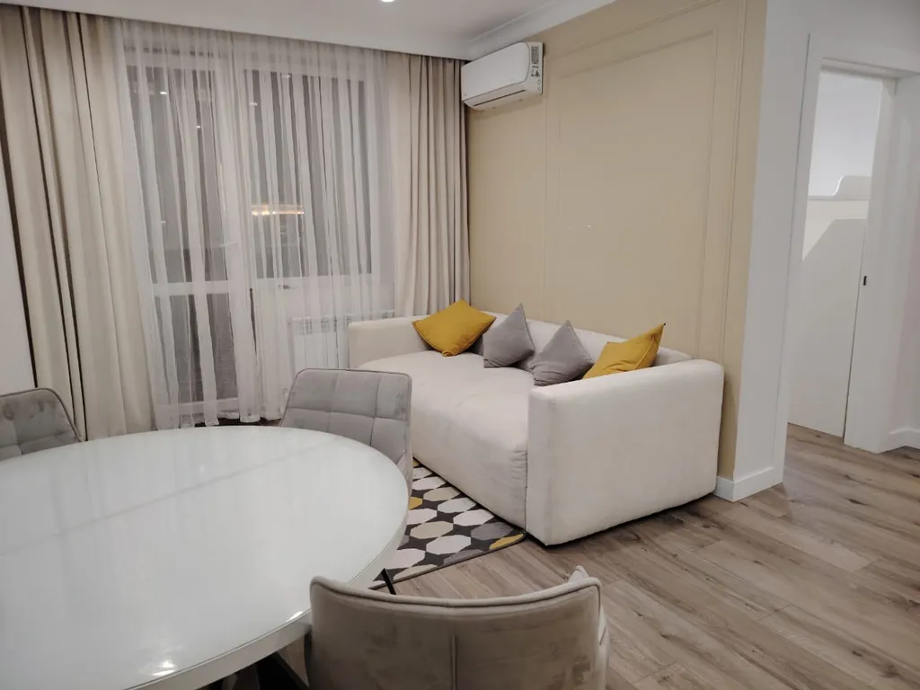 Евро 2ка в золотом квадрате Левого берега. В безопасном районе города