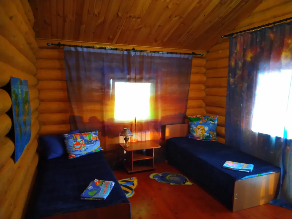 Бревенчатый дом в лесу с бассейном