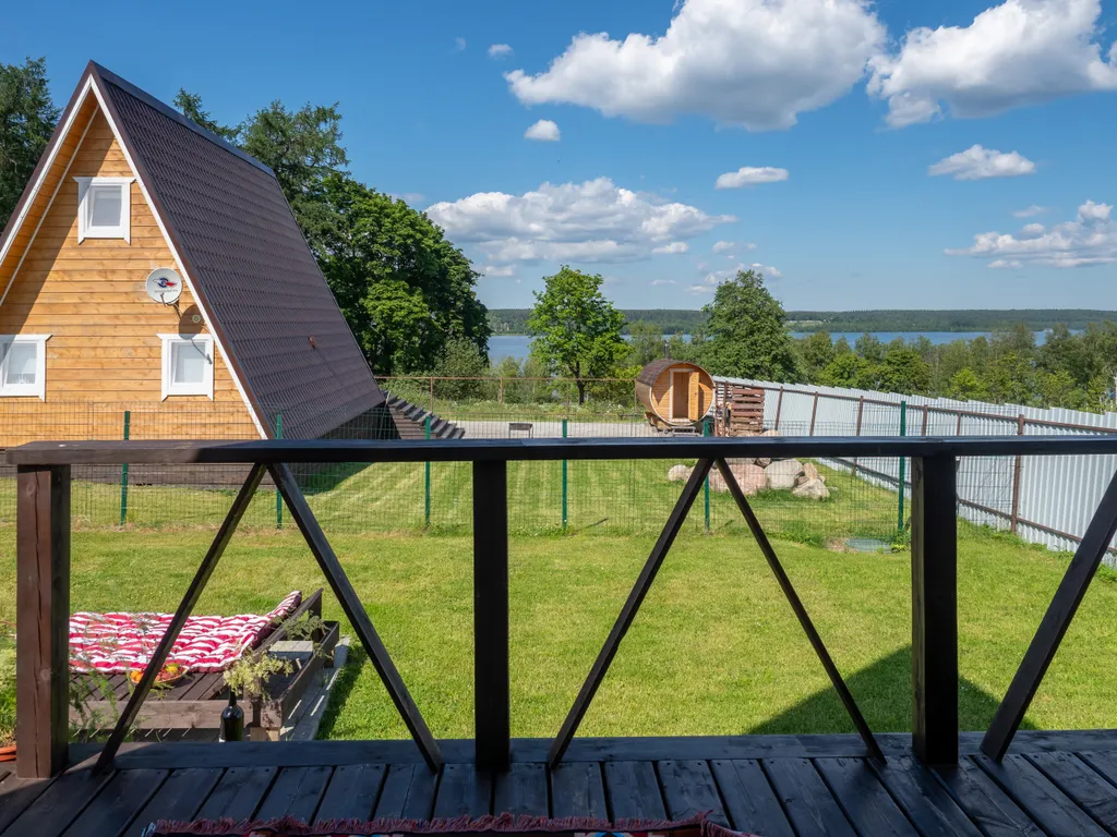 Уютный дом у озера