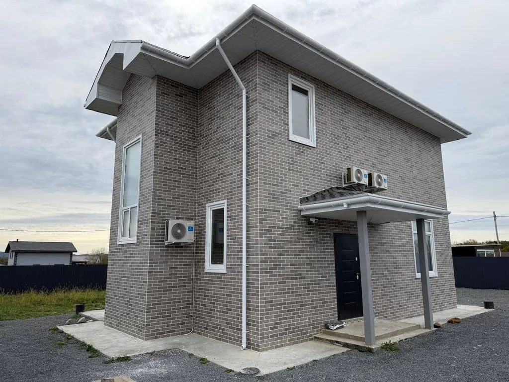 Просторный дом с собственной территорией и настоящим камином