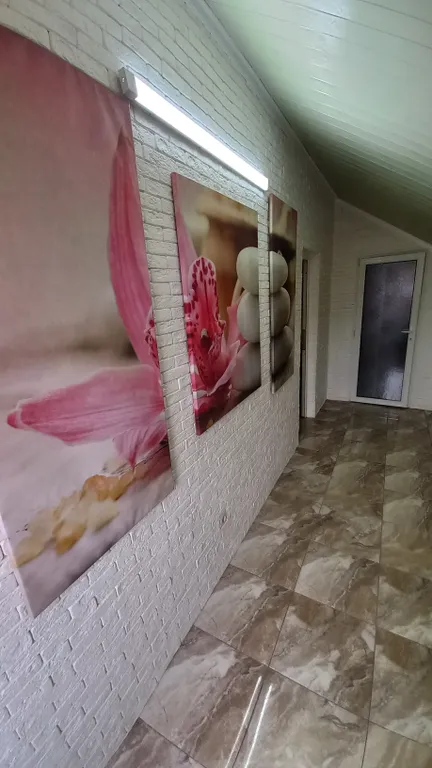 Уютная комната в доме с ванной комнатой