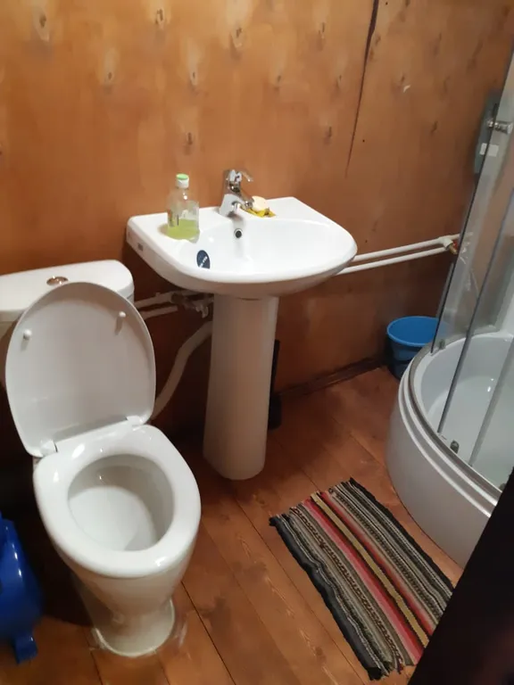 Деревянный двухэтажный дом на краю тихой деревни