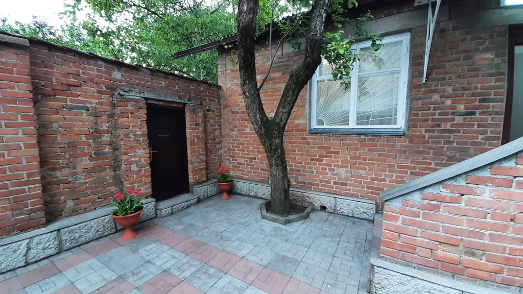 Уютный дом в центре города с местом для парковки автомобиля