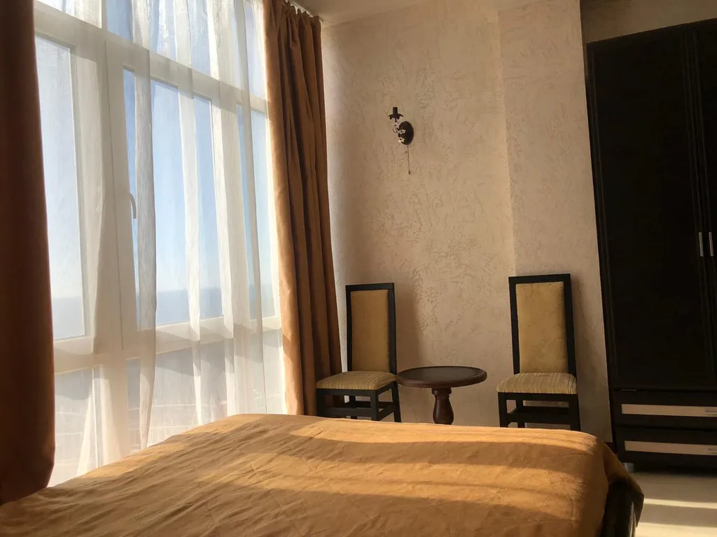 Двухкомнатная, новая, видовая квартира с витражными окнами на парк, море, горы