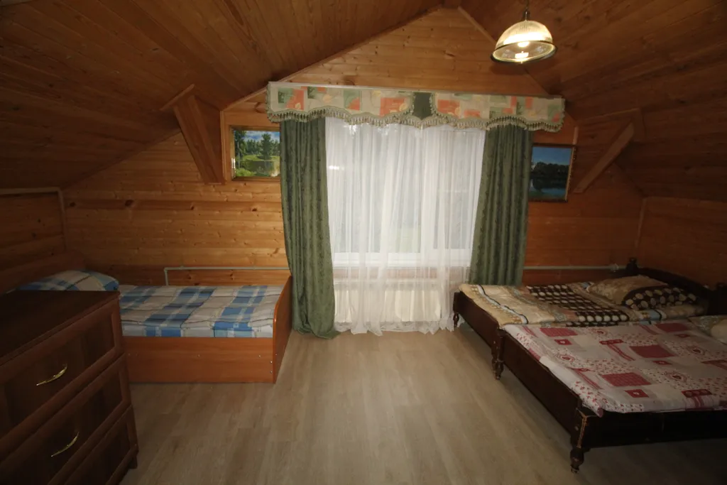 Шикарный дом находится на берегу озера, окруженный хвойным лесом