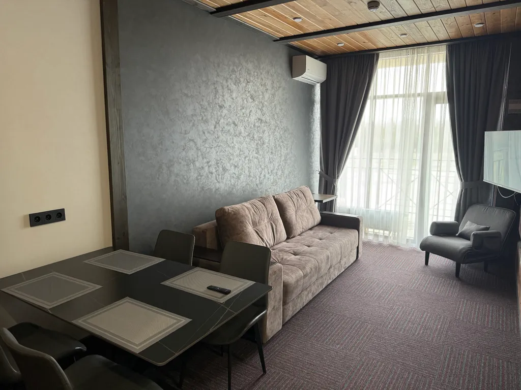 Семейный апартамент у озера на горнолыжном курорте Солнечная Долина