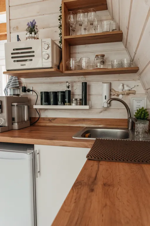 Треугольный дом в лесу Gray