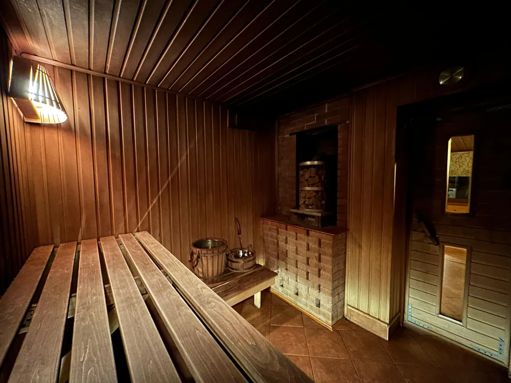 Дом на берегу реки с баней на дровах