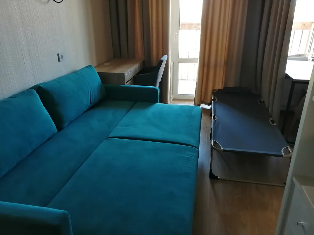 Студия с видом на город