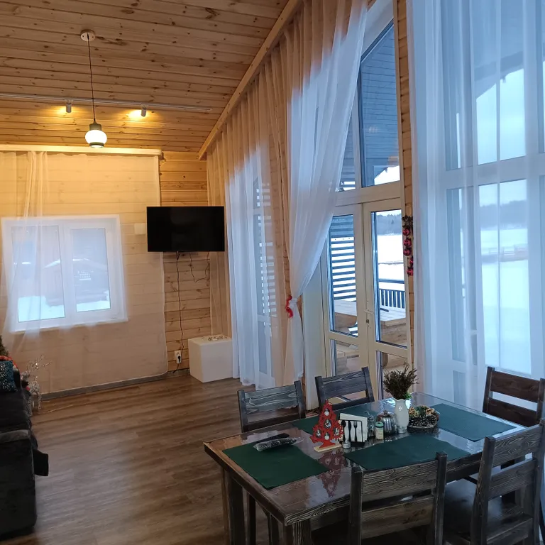 Дом на песчаном берегу озера