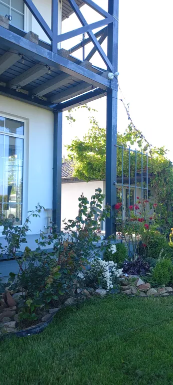 Дом с видом на море и отдельно стоящей баней.