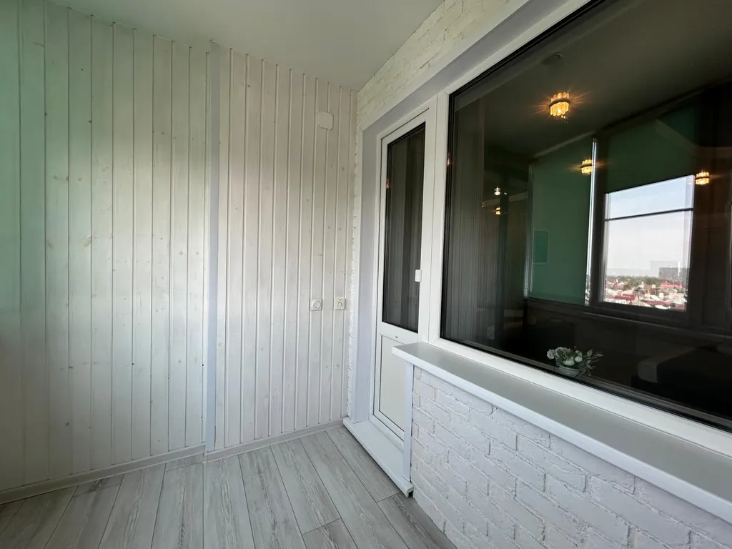 Современная трехкомнатная квартира с большой кухней