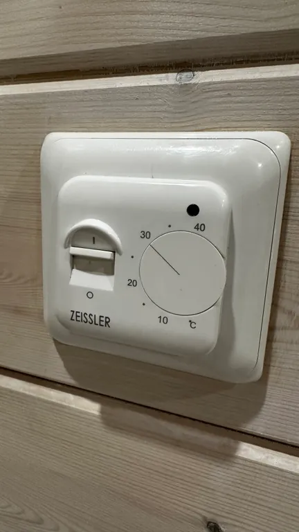 Уютный домик в древних липах