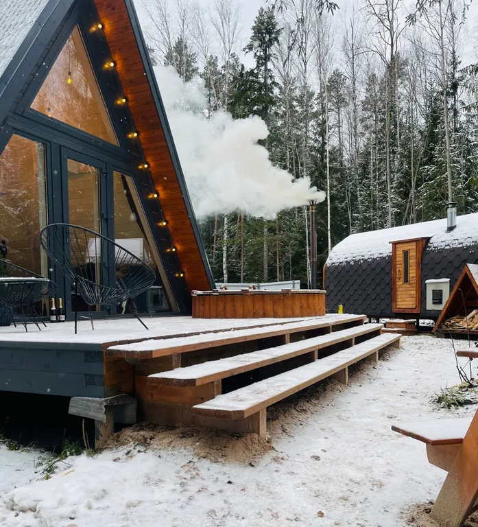 Дом A-frame с купелью, баней и бассейном в сосновом лесу