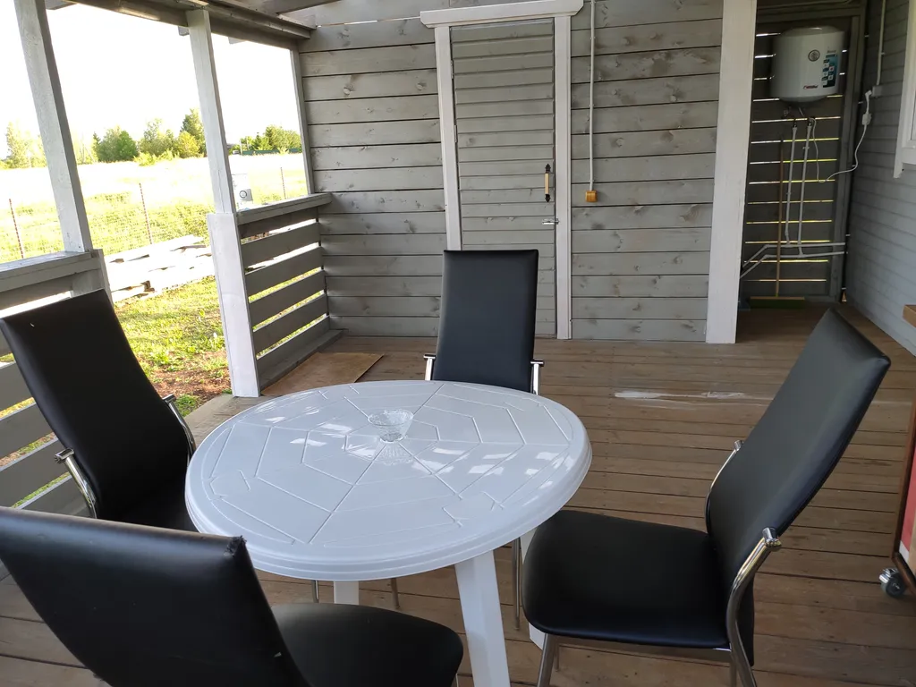 Домик с терассой на берегу озера Ильмень