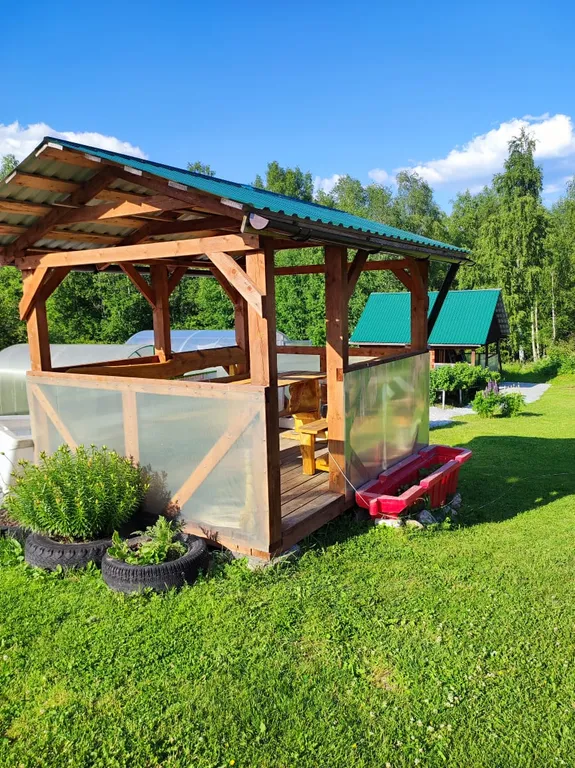 Небольшой домик недалеко от озера