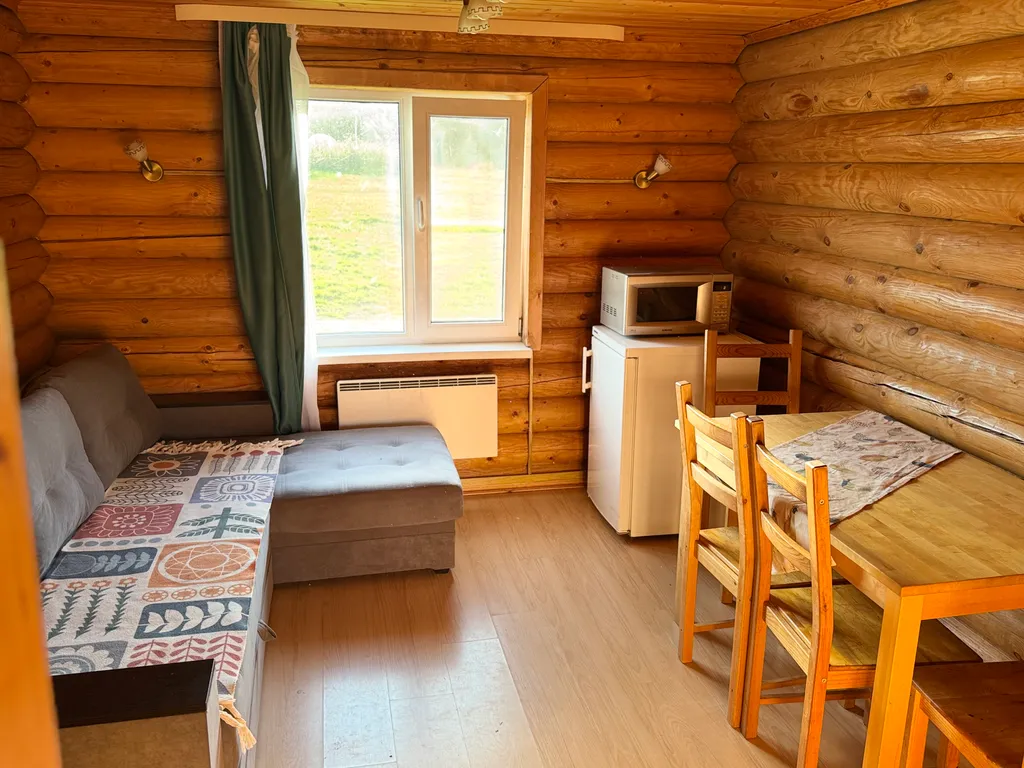 Деревянный дом из сруба на огромном участке с собственным берегом