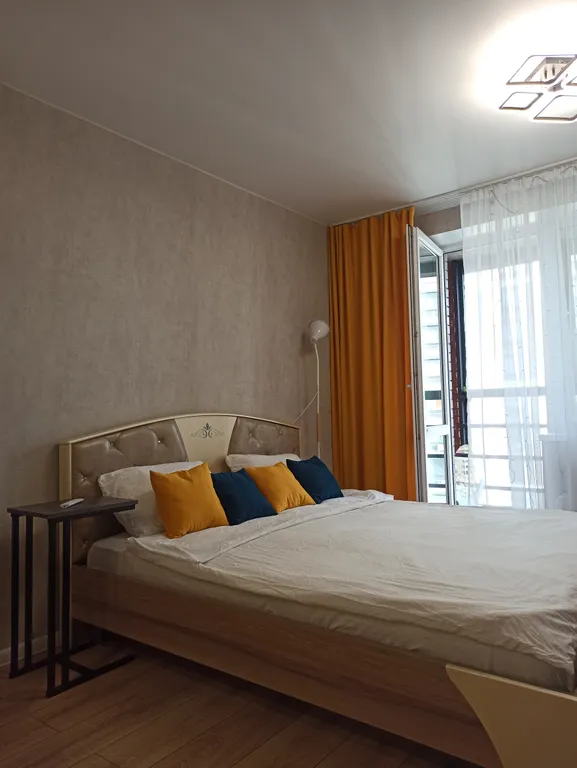 Высокая новостройка в центре города