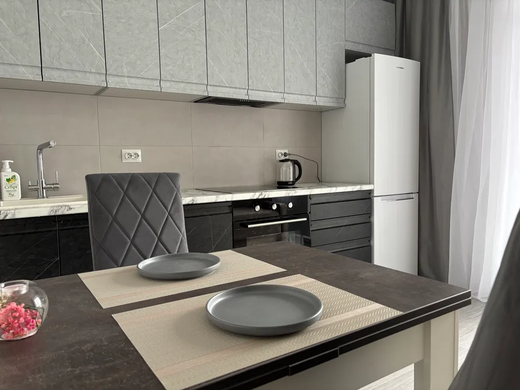 Квартира с отличным ремонтом с видом на березовую рощу — аренда посуточно в Омск