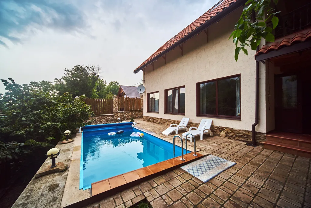 Дом в альпийском стиле в видом на горы