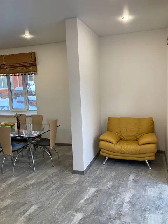 Дом в два этажа с двумя спальнями и гостиной, летний бассейн, баня