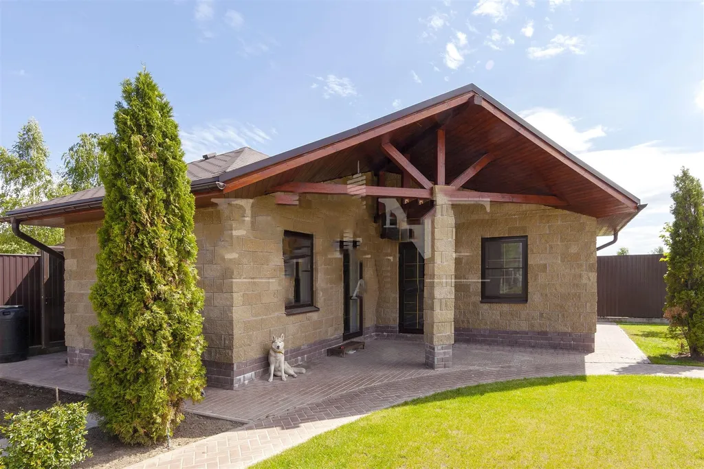 Атмосферный дом с баней, возле леса