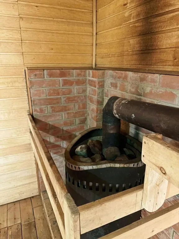 Дом баня на берегу водоема