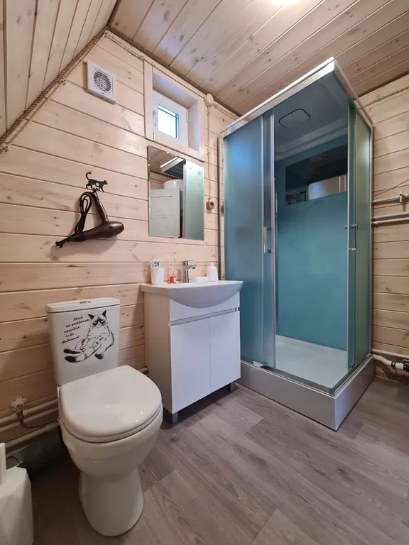 Красивый дом с видом на лес