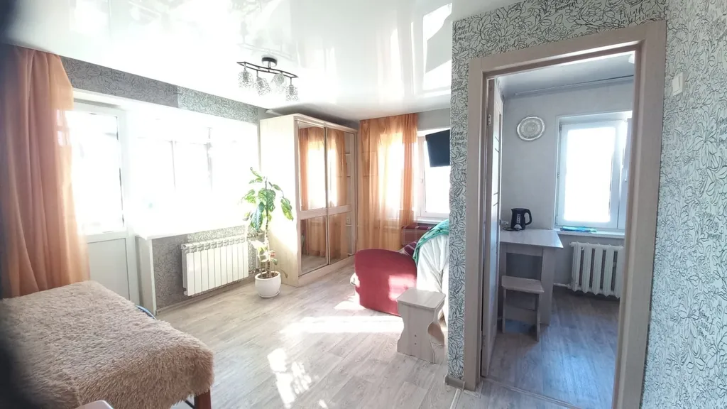 Хорошая чистая квартира с кондиционером, с видом на город и озеро