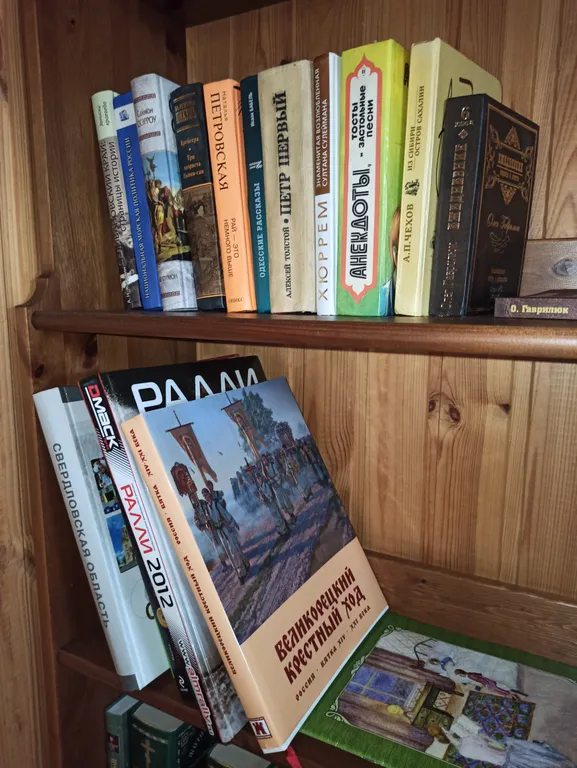 Двухэтажный дом за городом