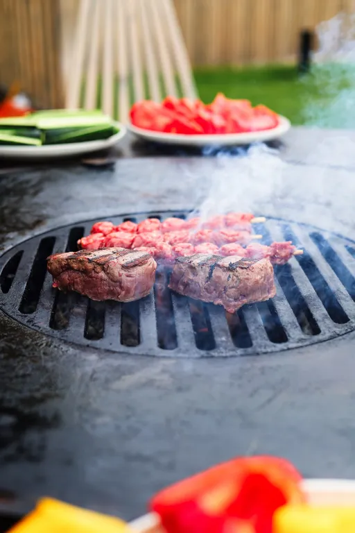 Черный дом на берегу водохранилища