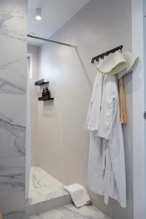 Большой дом с видом на озеро, 3 спальнями, сауной и детской площадкой