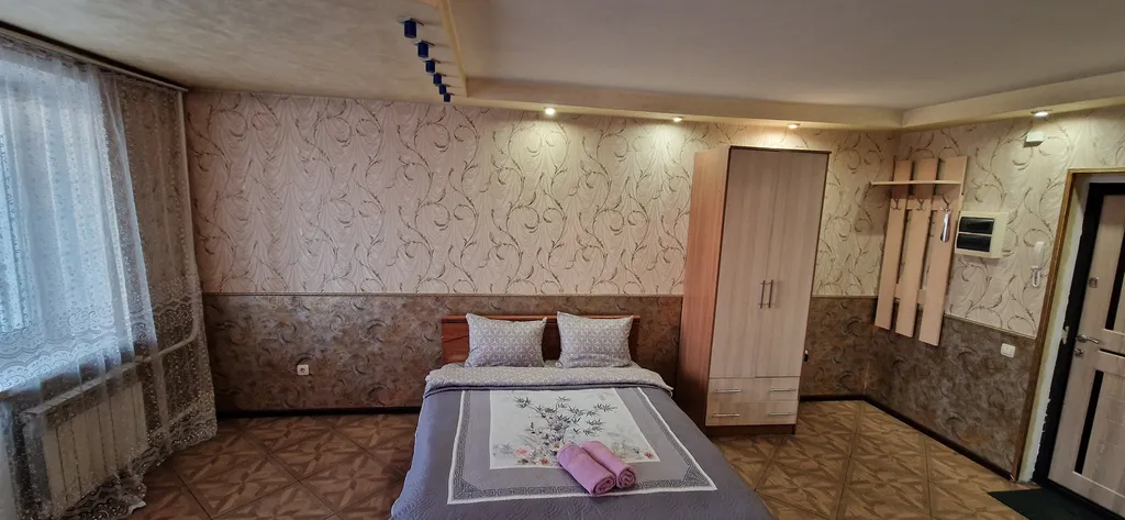 Вместительная студия с видом на реку Ангару