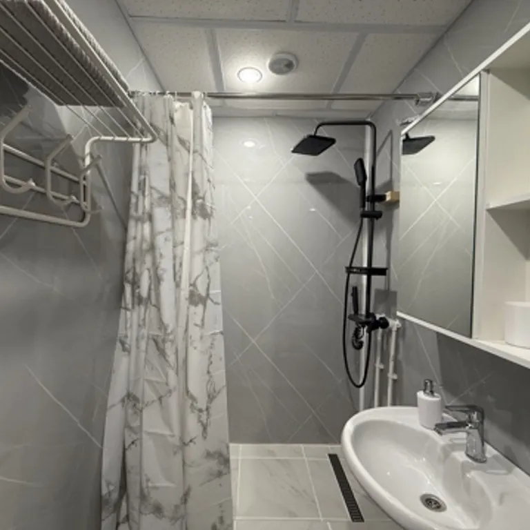 Уютная студия с видом на сквер Матери