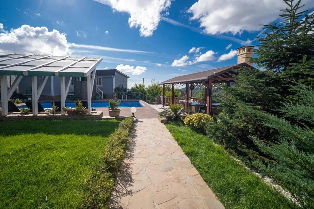 Усадьба с теплым бассейном