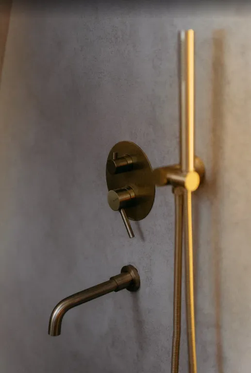 Хвойный - треугольный дом в сосновом лесу