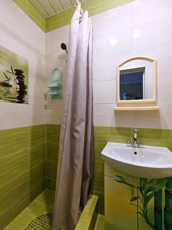 Дом с видом на монастырь