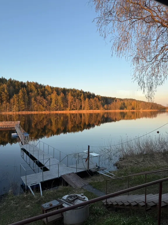 Домик в лесу с озером