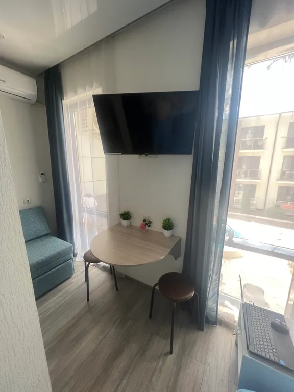 Квартира у моря с балконом и бассейном