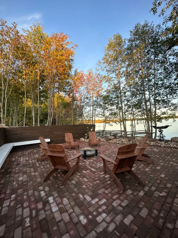 Баня на дровах на берегу озера